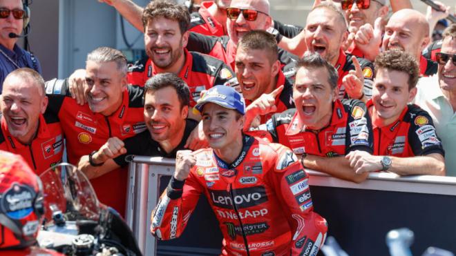 Marc Márquez celebra la victoria en el GP de Aragón (EFE)