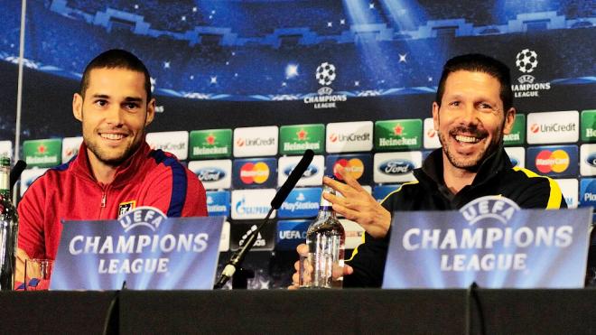 Mario Suárez y Simeone, en una rueda de prensa (Cordon Press)