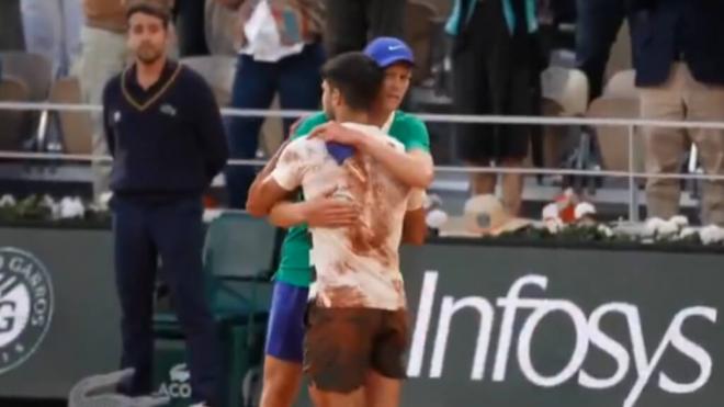 El abrazo de Sinner a Alcaraz tras perder la final (X: @rolandgarros)