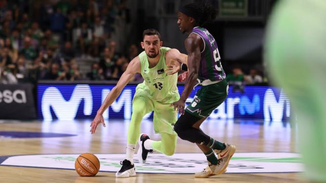 Jugadores del Barça y Unicaja durante el partido (Cordon Press)