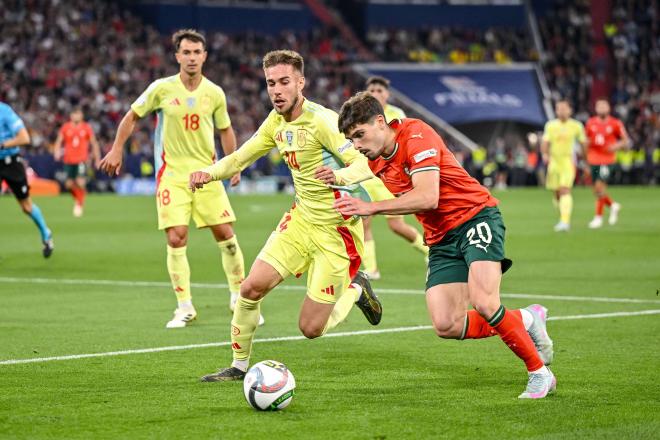 Óscar Mingueza, ante Pedro Neto en el Portugal-España (Foto: Cordon Press).
