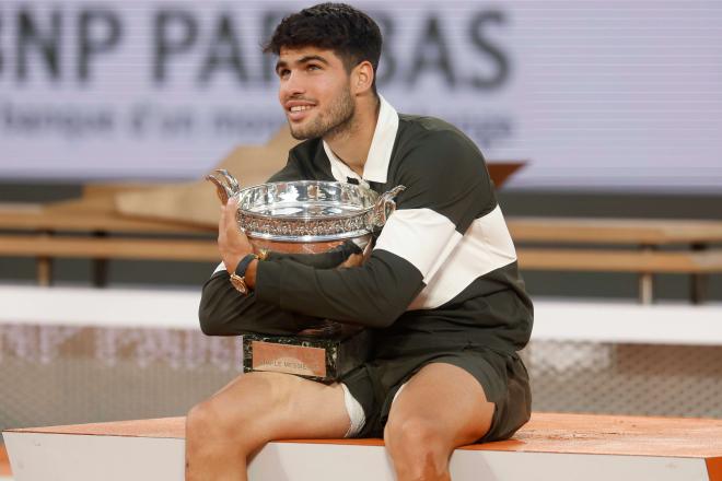 Carlos Alcaraz con el trofeo de Roland Garros (Cordon Press)