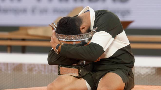 Carlos Alcaraz con el trofeo de Roland Garros (Fuente: Cordon Press)