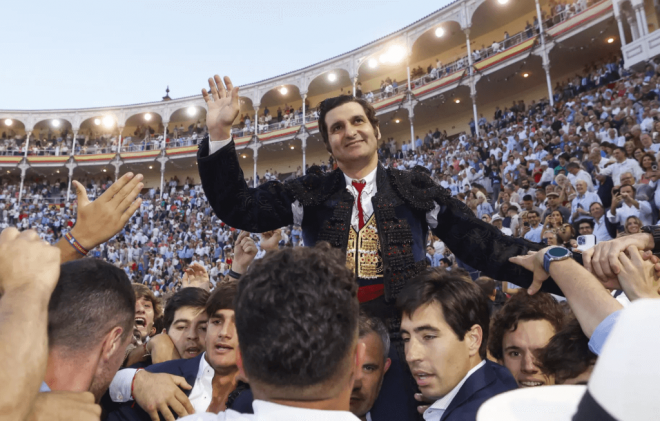 Morante de la Puebla sale a hombros tras la Corrida de la Beneficencia (FOTO: EFE).