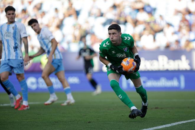 Carlos López atrapa un balón en el Málaga-Burgos (Foto: LALIGA).