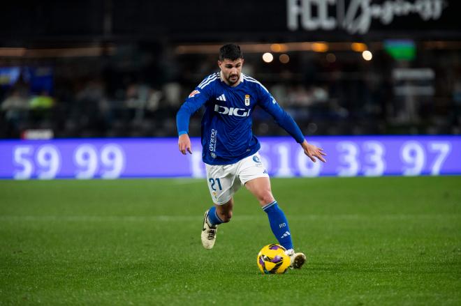 Carlos Pomares conduce el balón en un partido del Real Oviedo (Foto: LALIGA).