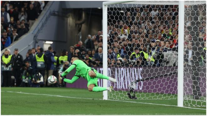 El momento en el que Diogo Costa para el penalti de Álvaro Morata. (Foto: EFE)