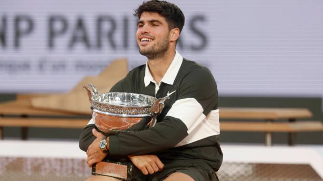 Carlos Alcaraz posa con el trofeo de Roland Garros (Cordon Press).
