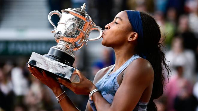 Coco Gauff con el trofeo de Roland Garros (Cordon Press)