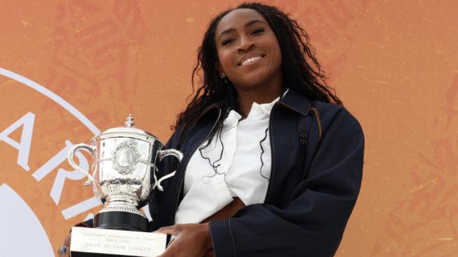 Coco Gauff con el trofeo de Roland Garros (Cordon Press)
