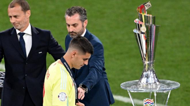 Álvaro Morata pasa al lado del trofeo de la Nations League (Foto: Cordon Press)
