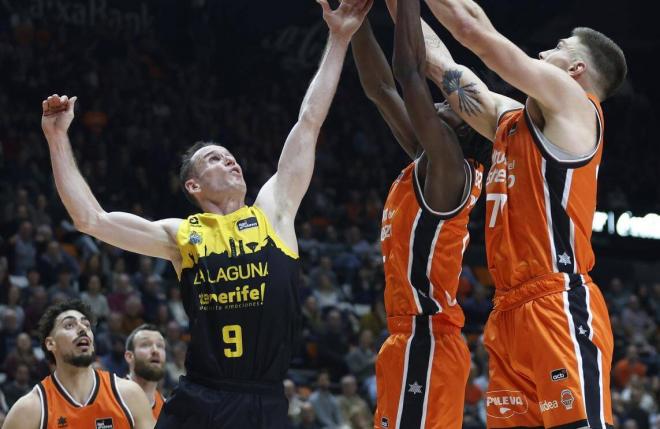 La Fonteta como aliada en el primer partido de semifinales entre Valencia Basket y La Laguna Teneri