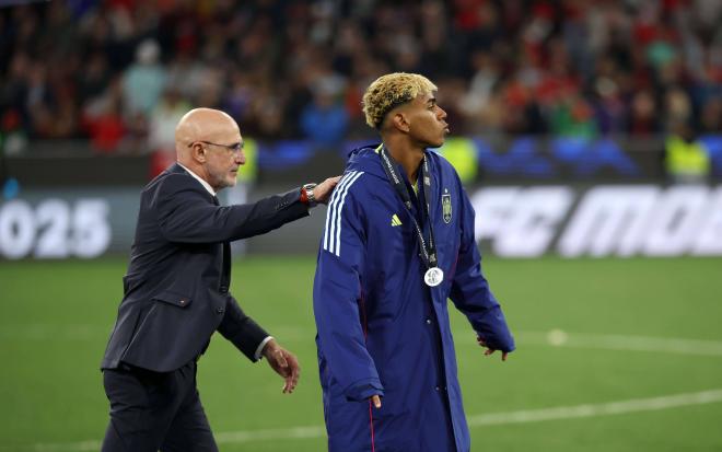 Luis de la Fuente anima a Lamine Yamal tras el Portugal-España de la Nations League (Foto: Cordon