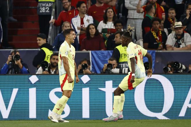 Martín Zubimendi celebra con Nico Williams su gol en la final de la Nations League (Foto: Cordon P
