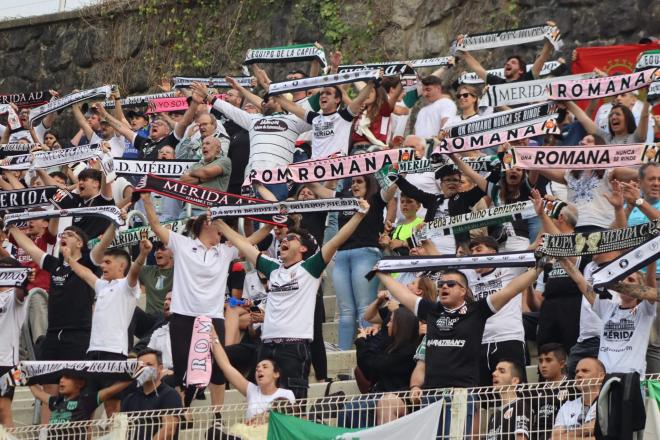Aficionados del Mérida, en Zubieta para el partido ante la Real B (Foto: ADM).