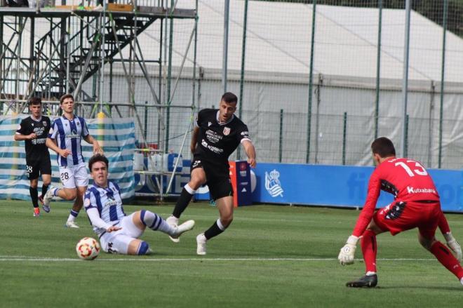 Javi Eslava dispara en el Real Sociedad B-Mérida (Foto: ADM).