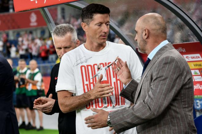 Michal Probierz y Robert Lewandowski conversan en un partido de Polonia (Foto: Cordon Press)