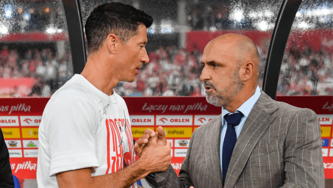 Michal Probierz y Robert Lewandowski conversan en un partido de Polonia (Foto: Cordon Press)
