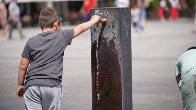 Un niño usa una fuente para refrescarse (Foto: Europa Press)