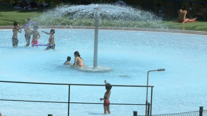 Bañistas, sobre todo menores, en una piscina de Galicia (Foto: Europa Press)