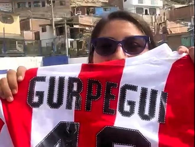 Rosina posa en Perú con una camiseta del exjugador del Athletic Club Carlos Gurpegui (Foto: ElDesmarque).