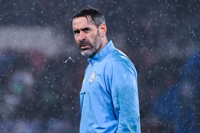 Scott Carson calienta antes de un partido del Manchester City (Foto: Cordon Press).