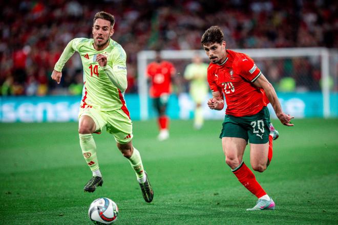 Óscar Mingueza, ante Pedro Neto en el Portugal-España (Foto: Cordon Press).