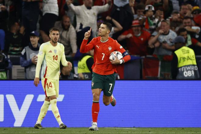 Óscar Mingueza mira a Cristiano Ronaldo en el Portugal-España (Foto: Cordon Press).
