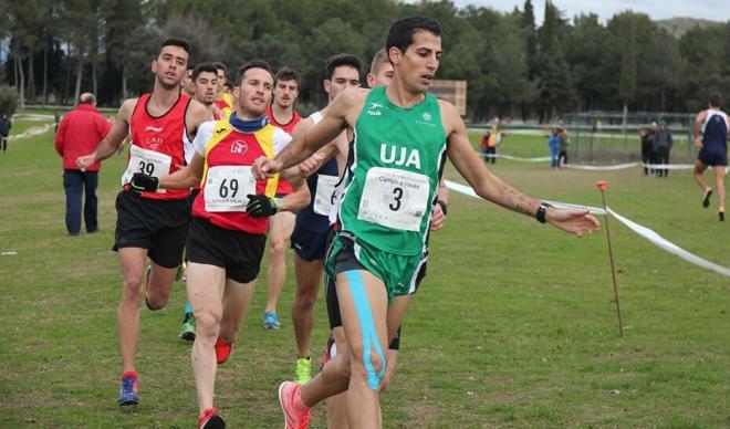 Imagen de una prueba en pleno campeonato universitario andaluz de atletismo.