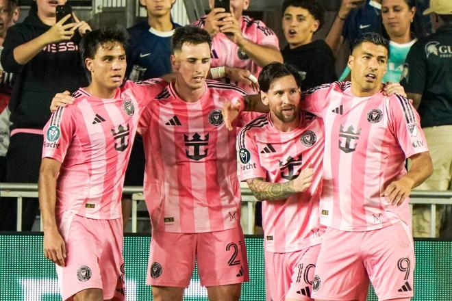 Messi, Súarez celebran un gol (Foto: Cordon Press)
