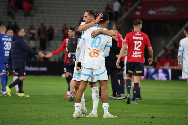 Greenwood abrazándose con Rabiot (Cordon Press)