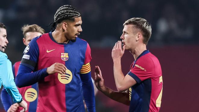 Ronald Araujo y Dani Olmo durante un partido del FC Barcelona (Fuente: Europa Press)