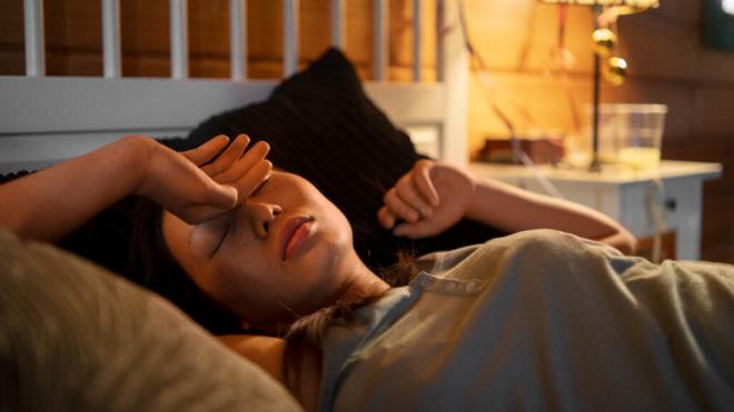 Mujer intentando dormir (Foto: Freepik)