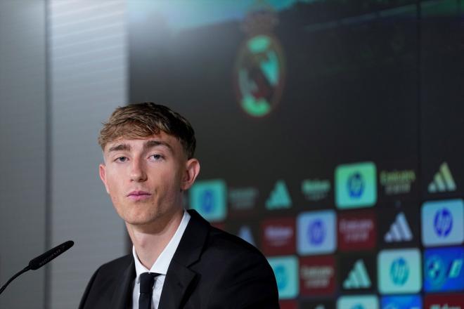 Dean Huijsen en la rueda de prensa de su presentación (Foto: Europa Press)