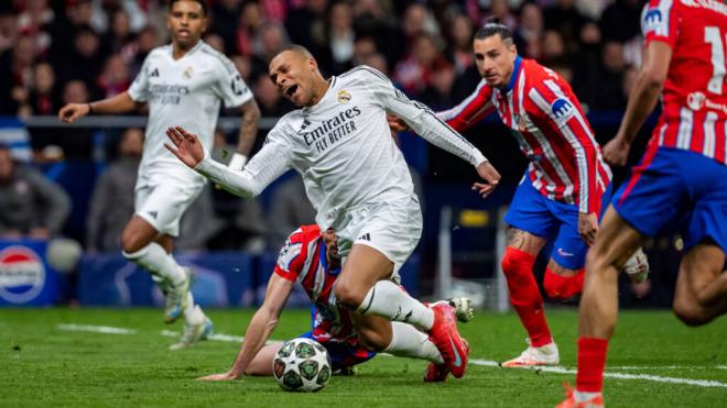 Kylian Mbappé cae en el área rojiblanca en el pasado derbi de Champions (foto: Cordon Press)