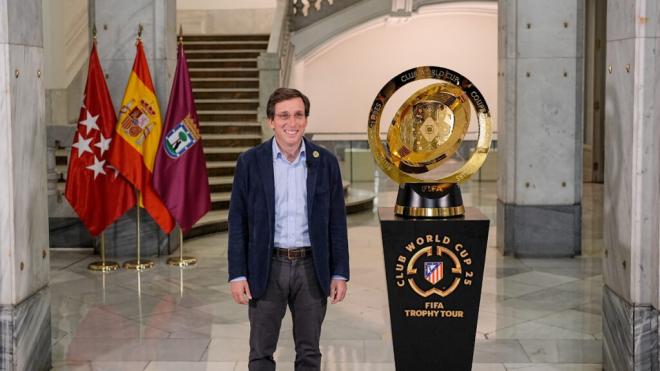 Almeida con el trofeo del Mundial de Clubes (Europa Press)