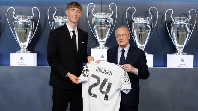 Dean Huijsen posa junto a Florentino Pérez en su presentación (Foto: @realmadrid)