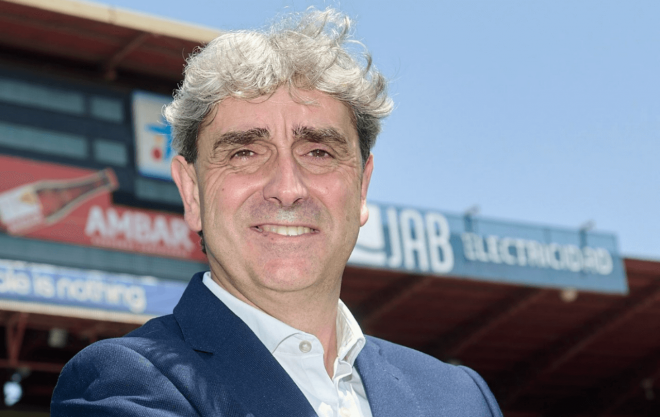 Txema Indias posa como director deportivo blanquillo. (Foto: Real Zaragoza)