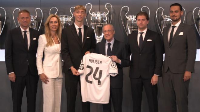 Dean Huijsen posando con su familia (Real Madrid TV)