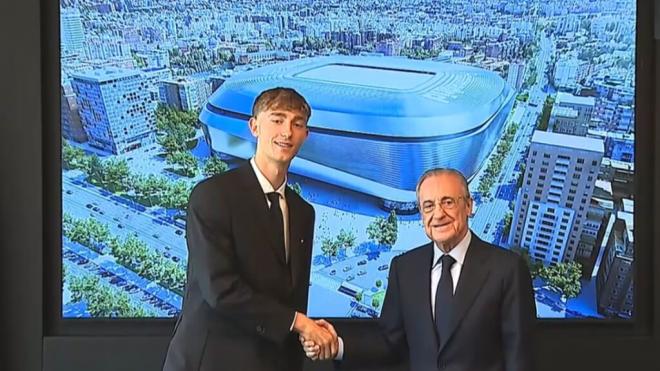 Dean Huijsen posando con su familia (Real Madrid TV)