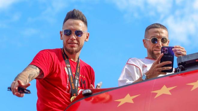 Lucas Ocampos y el Papu Gómez durante la celebración del Sevilla (Fuente: Cordon Press)