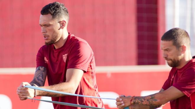 Lucas Ocampos y el Papu Gómez (Fuente: Europa Press)