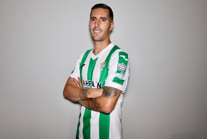 Sergi Guradiola posa como nuevo jugador del Córdoba CF (Foto: CCF).