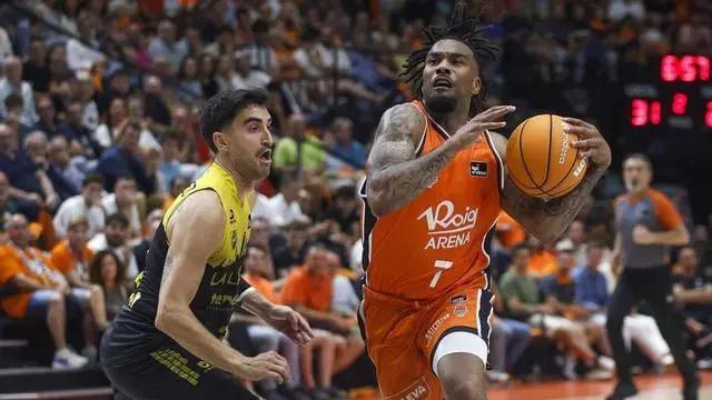 Valencia Basket golpea primero en las semifinales ante Tenerife (83-65)