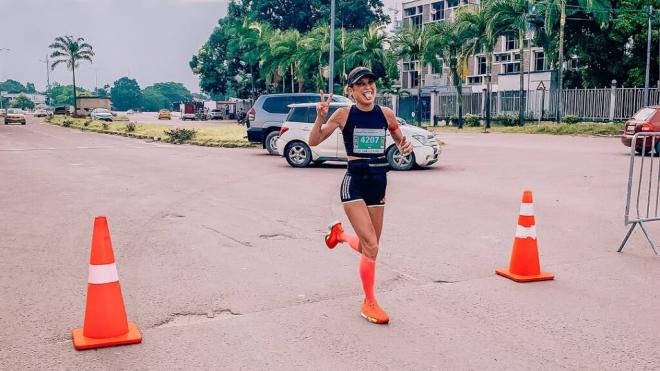 La influencer Verdeliss en una carrera en República Democrática del Congo (Foto: @verdeliss)
