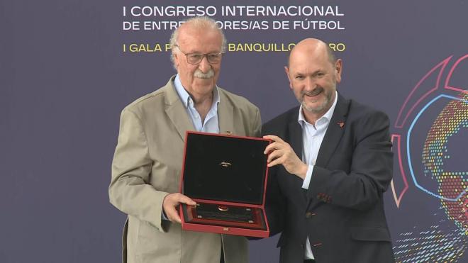 Vicente del Bosque recibe el galardón de manos de Rafael Louzán.