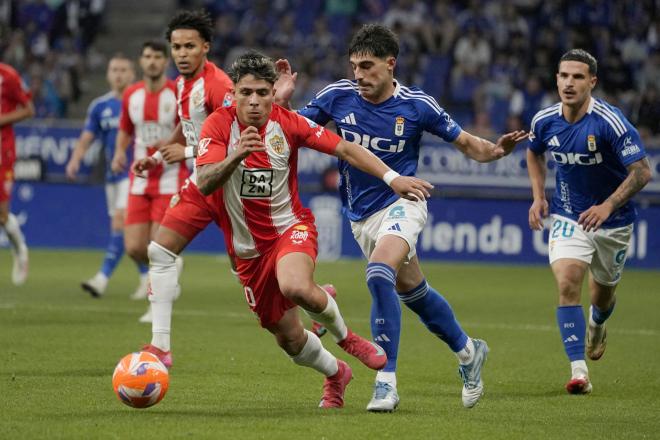 Nico Melamed y Nacho Vidal luchan un balón en el Real Oviedo-Almería (FOTO: EFE).