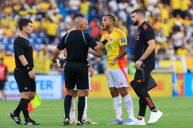 Luis Suárez protesta una decisión arbitral con Colombia. (Foto: EFE)