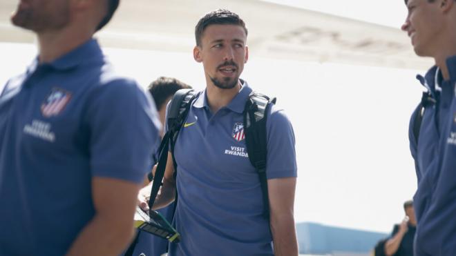 Clément Lenglet antes de subir al avión hacia Los Ángeles con unas medias de compresión (Foto: