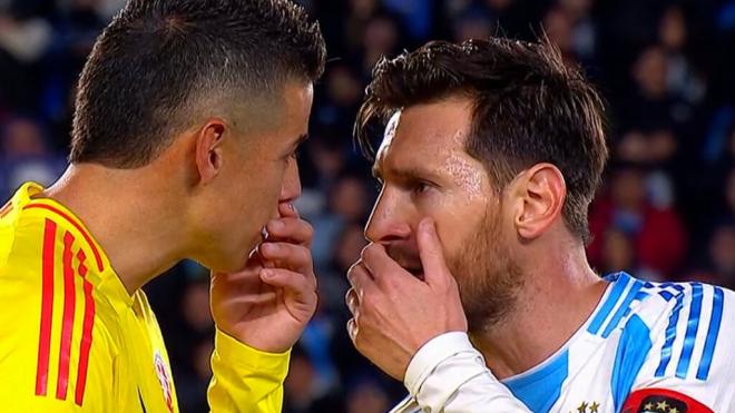James y Messi dialogan en el Argentina -Colombia (Foto: TyC Sports)